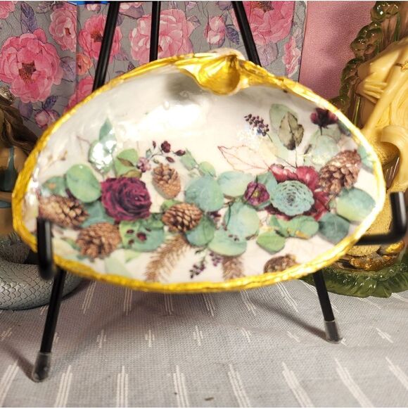 DECOUPAGE CLAM SHELL DECOUPAGE PINECONE AND  ROSES - Picture 1 of 10
